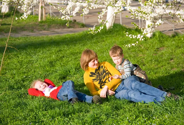 Счастливая Мать Маленькими Детьми Весенней Площадке Отдыха — стоковое фото