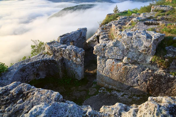 早上多云视图从顶部的 Mangup 羽衣甘蓝 历史堡垒和古代洞穴沉降在克里米亚 乌克兰 — 图库照片