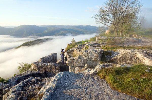 Morgonen molnigt utsikt från toppen av mangup forntida bosättning — Stockfoto