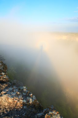 mangup kale (tarihi Kalesi ve eski mağara yerleşim Kırım, Ukrayna) üstünden sabah bulutlu görünüm ve halo ile bulut gölge