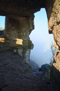 Sabah bulutlu görünümünden bir mangup kale cavernicolous oda - içinde tarihi Kalesi ve eski mağara yerleşim Kırım (Ukrayna).