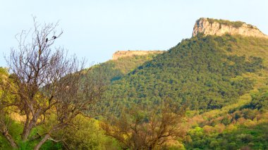 tarihi Kalesi ve eski mağara yerleşim Kırım, Ukrayna Kırım dağ manzarası ile mangup kale - bahar.