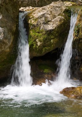 Cascades üstünde dağ nehir