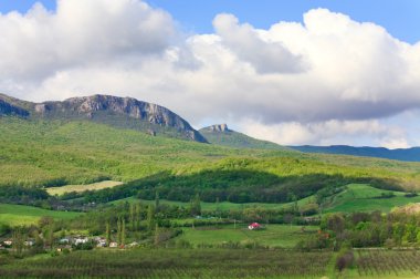 bahar dağ manzarası ve köy sokolinoe Köyü, Kırım, Ukrayna (çevresi ön planda)