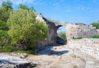 taşlı yol görünümünde chufut kale eski mağara yerleşim (Kırım, Ukrayna).