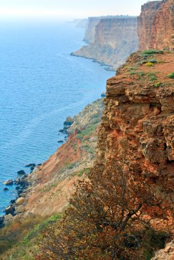 kayalık sahil görünümü