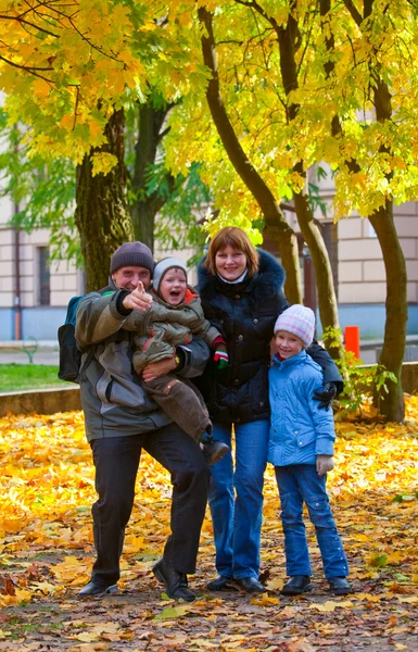Famille dans le parc d'automne — Photo