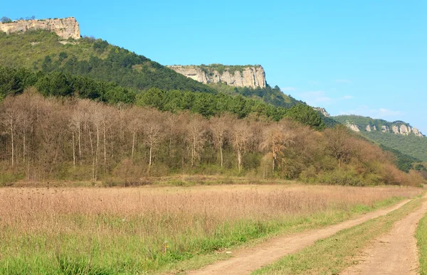 春のクリミアの山の風景と渓谷 Mangup ケール 歴史的な要塞および古代洞窟決済クリミア ウクライナの農村部の道路 — ストック写真