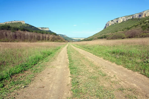 Spring Crimean mountain landscape with road in valley (Mangup Ka — Stock Photo, Image