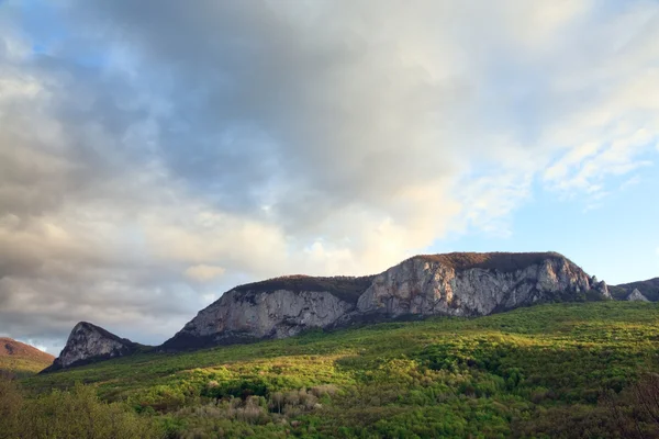 Evening Spring Mountain Massif Landscape Rock Sokolinuj Vzljot Falcão Voando — Fotografia de Stock