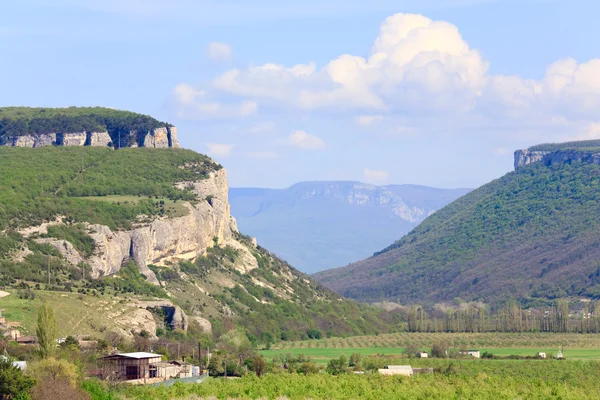 Krim berglandschap met vallei en het dorp — Stockfoto