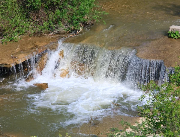 Kleine waterval op lente rivier — Stockfoto
