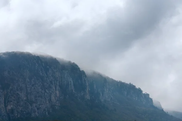Bulutlu kayalık peyzaj — Stok fotoğraf