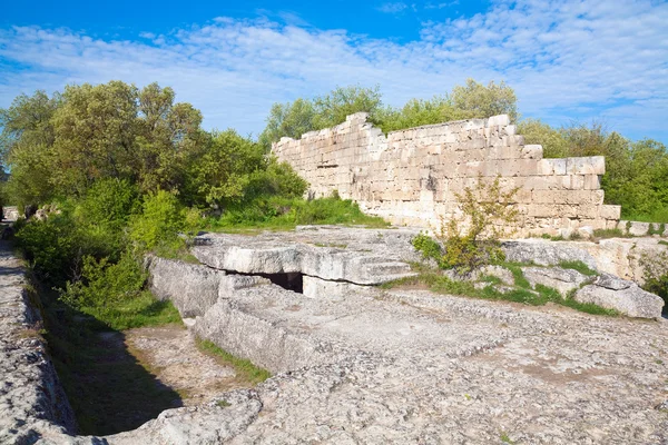 Chufut Kale antigo assentamento caverna (Crimeia, Ucrânia ). — Fotografia de Stock