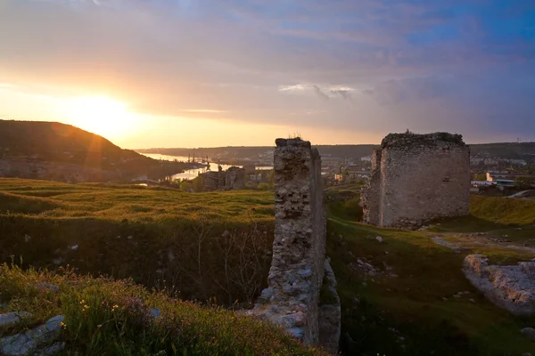 Crimea antigua fortaleza puesta del sol vista (Ucrania ) — Foto de Stock