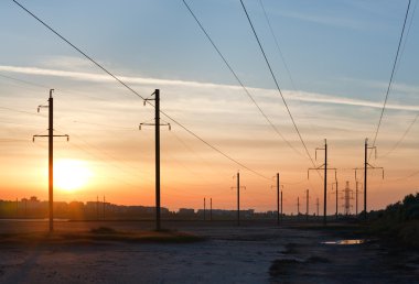 günbatımı gökyüzü yukarıda kasaba ve Elektrik İletim Hattı