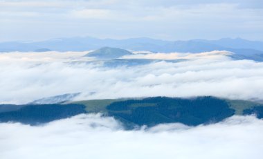 Yaz bulutlu dağ manzarası (Ukrayna, Karpat Dağları)