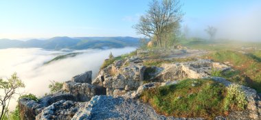 Sabah bulutlu görünüm üstünden mangup kale - tarihi Kalesi ve eski mağara yerleşim Kırım (Ukrayna). iki tane dikiş imge.