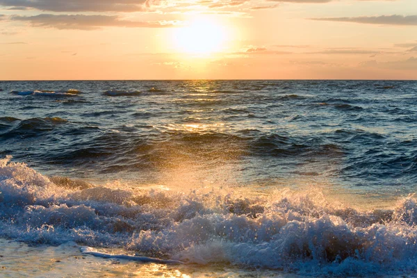海の夕日サーフィン波 — ストック写真