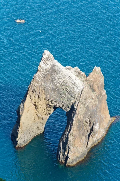 Deniz sahil yakınlarında kaya ("altın kapı") — Stok fotoğraf