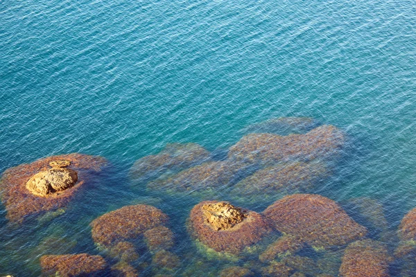 Su yüzeyi ve taşlar — Stok fotoğraf