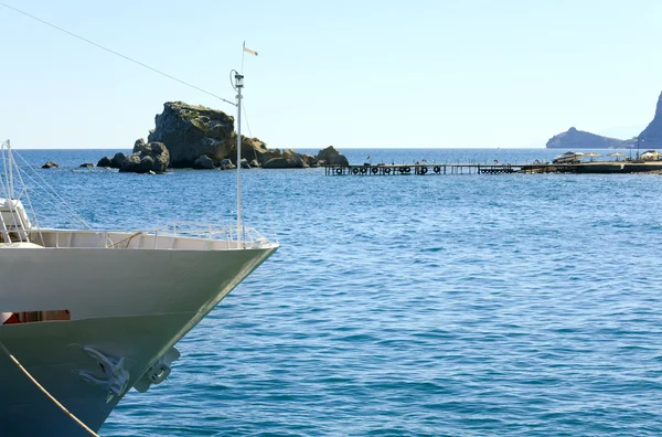 海の背景にヨットの船首 — ストック写真
