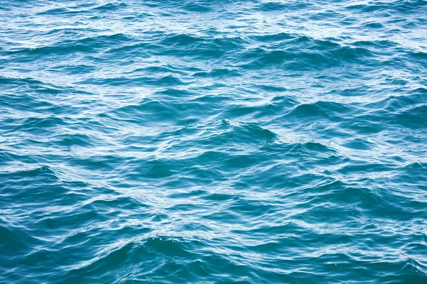 蔚蓝的大海水表面与纹波和云的几点思考 — 图库照片