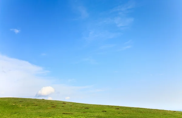 Zomer groene berghelling en bewolkte hemel — Stockfoto