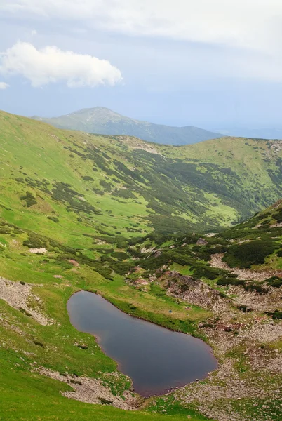 Αλπική λίμνη brebeneckul, στα βουνά του καλοκαιριού — Φωτογραφία Αρχείου