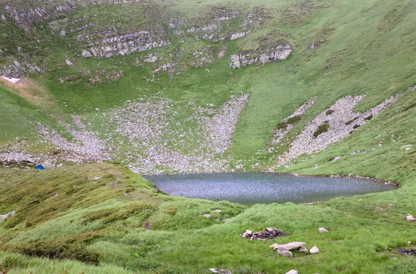 Lac alpin Brebeneckul sur les montagnes d'été — Photo