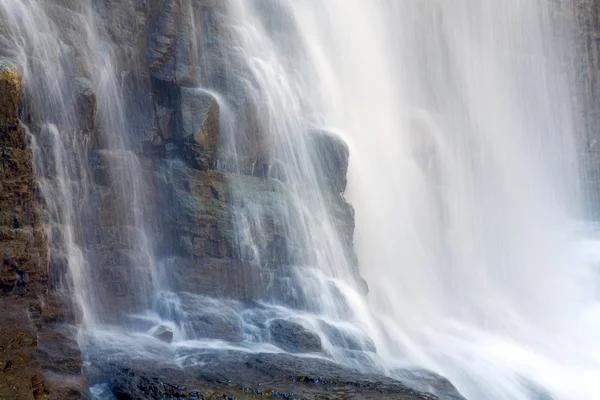 暗い野生カルパティア森 長時間露光撮影で高い山滝 — ストック写真
