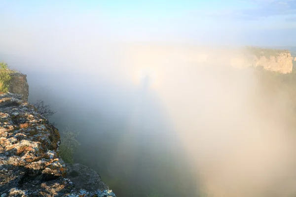 Morgonen molnigt utsikten från berget topp och skugga med halo — Stockfoto