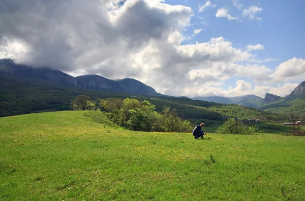 Bahar Dağ Manzarası Sarı Çiçekli Çayır Kadın Kamera Sokolinoe Köyü — Stok fotoğraf