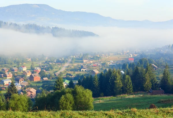 Sommaren Misty Mountain Village Gröna Landskapet — Stockfoto