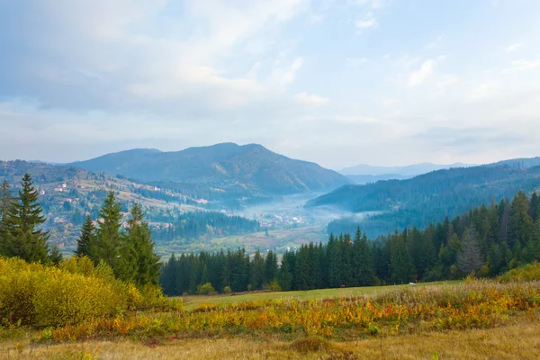 Mgliste Góry Jesień Małej Wiosce Zboczu Góry Podkarpacie Ukraina — Zdjęcie stockowe