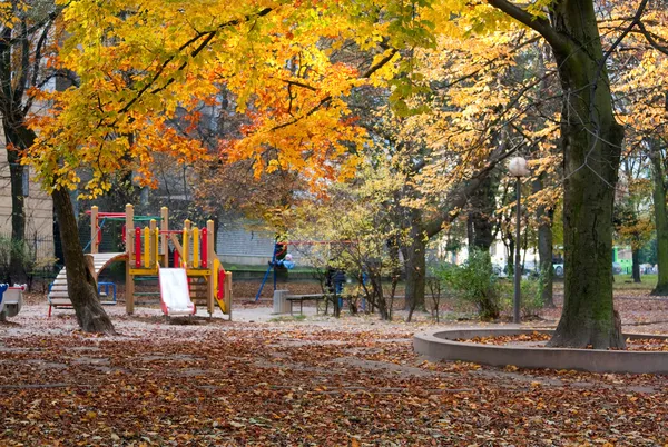 Podzimní park a hřiště pro děti — Stock fotografie