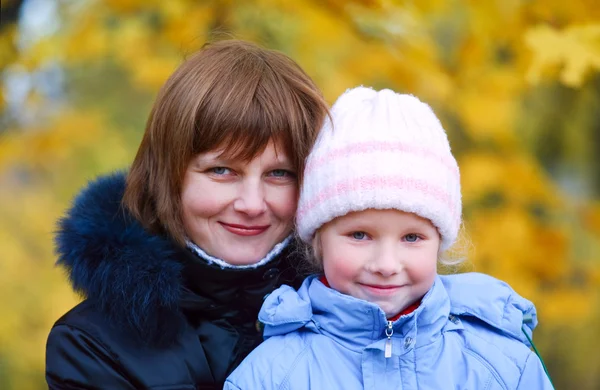 Мать с дочерью в осеннем городском парке — стоковое фото