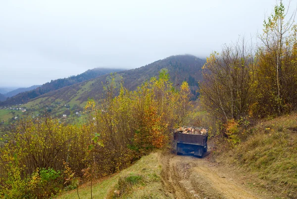 Herfst Vuile Bergweg Oude Log Vrachtwagen — Stockfoto