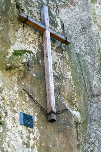 十字架上崇高的垂直岩石边和墓志铭表 上关于爱山的人的记忆 Skeli Dovbusha 乌克兰 — 图库照片