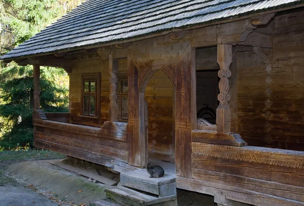 Velha casa de madeira e gato no limiar de entrada — Fotografia de Stock