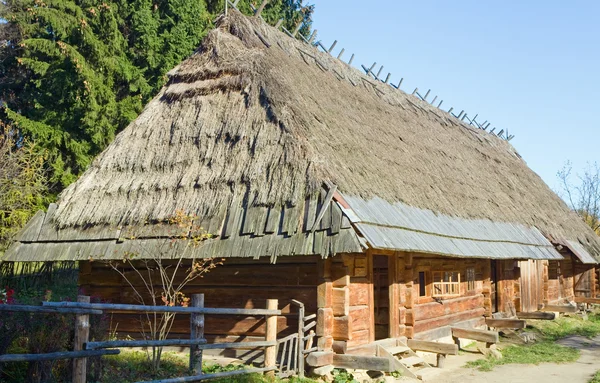 Velho país cabana de madeira — Fotografia de Stock