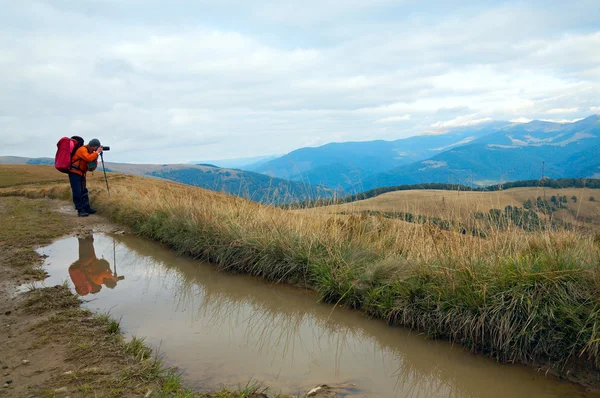 喀尔巴阡山脉 乌克兰 秋季景观与桨在乡间小路上和摄影师 — 图库照片