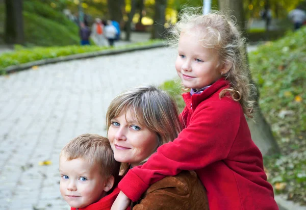 Glückliche Familie Mutter Mit Kindern Stadtpark Goldenen Herbst — Stockfoto