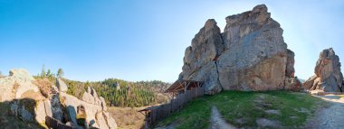 urych panorama - tustanj tarihi Kalesi (lviv bölgesi, Ukrayna) Karpat Dağları'nda bir yere kayalar. beş el ateş dikiş imge.