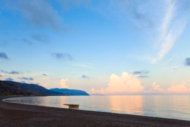 yumuşak pembe-mavi renk, deniz yüzeyi ve tente Beach (Kırım, Ukrayna parlayan güzel gün batımı).