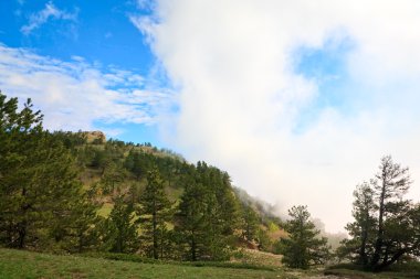 Bulutlu aj-petri dağ Üstten Görünüm (Kırım, Ukrayna)