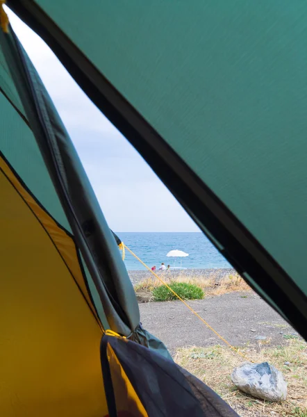 夏のテントや家族からビーチ ビュー クリミア ウクライナの海のそば — ストック写真