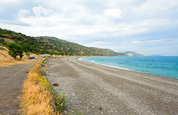 Hermosa Costa Verano Familia Bajo Sombra Sombrilla Camping Playa Crimea — Foto de Stock