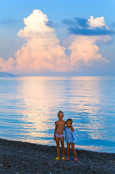 柔らかいピンク ブルー色で 輝く海の表面とビーチ クリミア ウクライナ上の子供の美しい夕日 — ストック写真