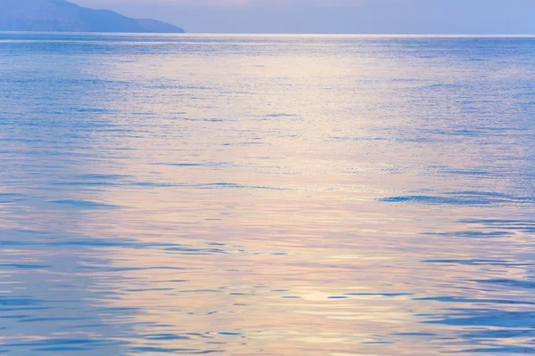 Naplemente, fényes tenger felszínén — Stock Fotó